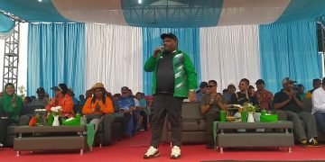 Bupati Yahukimo, Didimus Yahuli saat memberikan sambutan dalam pembukaan acara jalan santai kegiatan HKG PKK, Jumat (19/05/2023)