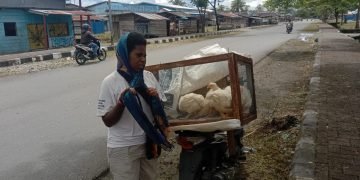 Agar Bisa Kuliah, Perempuan Muda ini Jualan Ayam Keliling Dekai