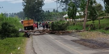 Keluarga Korban Penembakan oleh Polisi Kembali Palang Jalan Trans Wamena- Jayapura