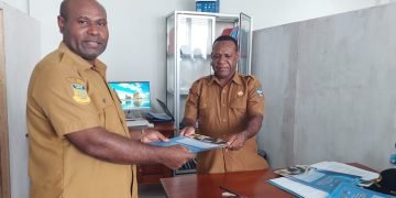 Plt Kepala Diskominfo Yahukimo Gelar Rapat Perdana dan Penyerahan SK PPTK