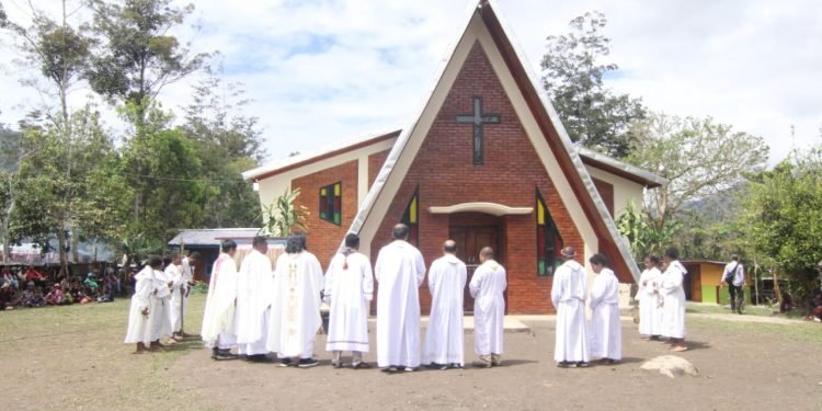 Peresmian Kapela Kristus Juru Selamat Maima Paroki Kristus Penebus Hepuba Kabupaten Jayawijaya