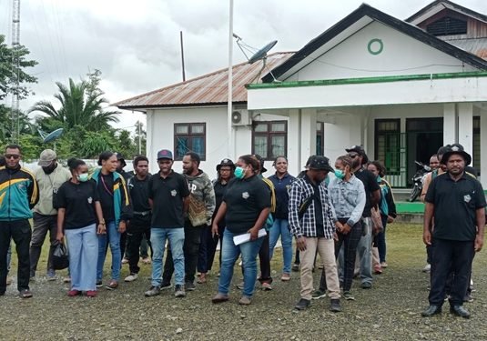 Puluhan Tenaga Kontrak Yahukimo Sehat Mendatangi Kantor Dinkes