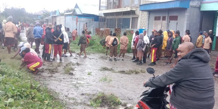 Ratusan Pelajar Sekolah Yayasan Biji Sesawi Wamena Lakukan Kerja Bakti