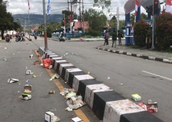 Pembentangan Bendera di Wamena Sisahkan Sampah Berserakan