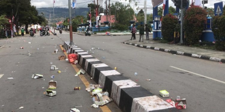Pembentangan Bendera di Wamena Sisahkan Sampah Berserakan