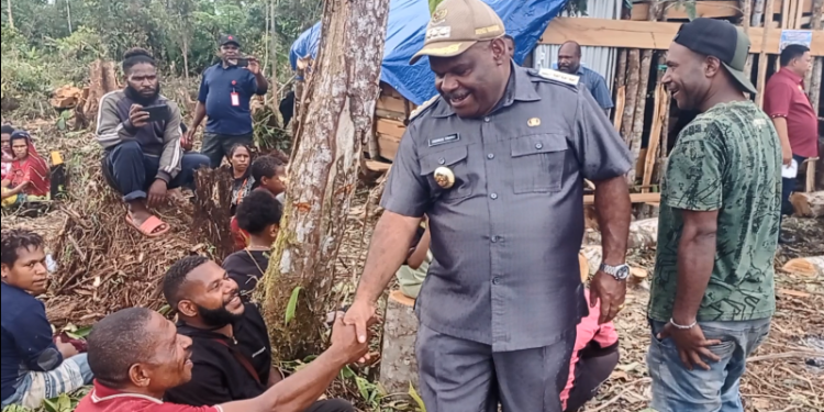 Bupati Yahukimo Didimus Yahuli Tinjau Empat Posko Pengungsian