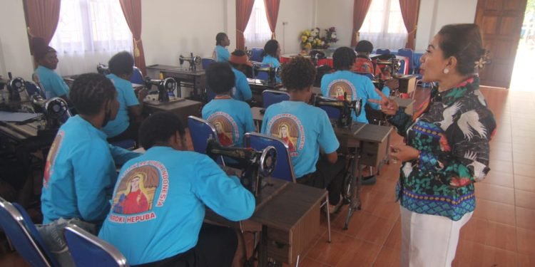 TP – PKK Jayawijaya Buat Pelatihan Menjahit Bagi WKRI Paroki Hepuba