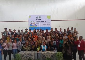 Bunda PAUD Yahukimo, Ami Yahuli bersama Ketua Pokja dan Fasilitator foto bersama para guru usai pelatihan Transisi PAUD ke SD di Soska St. Thomas Aquinas Dekai Sabtu (14/10/2023).