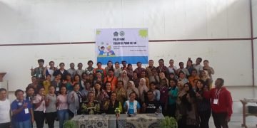 Bunda PAUD Yahukimo, Ami Yahuli bersama Ketua Pokja dan Fasilitator foto bersama para guru usai pelatihan Transisi PAUD ke SD di Soska St. Thomas Aquinas Dekai Sabtu (14/10/2023).