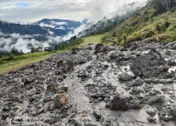 Lapter Perintis Distrik Panggema Tertimbun Material Longsor