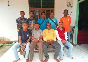 Pengurus Flobamora Yahukimo saat bertemu Bapak Isak Silak, salah satu Kepala Suku di Yahukimo