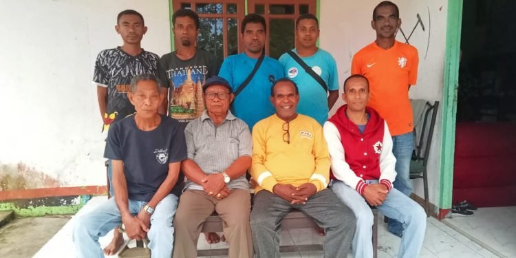 Pengurus Flobamora Yahukimo saat bertemu Bapak Isak Silak, salah satu Kepala Suku di Yahukimo