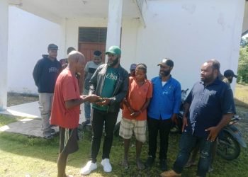 Arius Yahuli, Ketua KNPI Yahukimo bersama pengurus lainnya menyerahkan bantuan natal untuk pemuda di Jemaat GIDI Moruku.