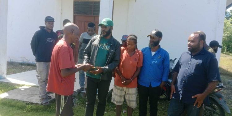 Arius Yahuli, Ketua KNPI Yahukimo bersama pengurus lainnya menyerahkan bantuan natal untuk pemuda di Jemaat GIDI Moruku.