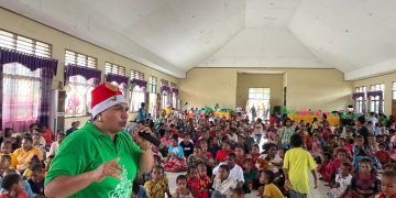 Ami Yahuli, Ketua PKK dan Bunda PAUD Yahukimo saat membawakan renungan natal bagi anak-anak dalam acara natal PKK dan BPokja Bunda PAUD Yahukimo.