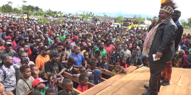 Ribuan Masyarakat Yahukimo Sambut Kedatangan Dr. Ones Pahabol