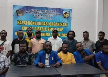 Ketua KNPI Yahukimo bersama sekretaris dan pemuda KNPI saat memberikan keterangan persk kepada media di Dekai.