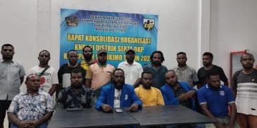 Ketua KNPI Yahukimo bersama sekretaris dan pemuda KNPI saat memberikan keterangan persk kepada media di Dekai.