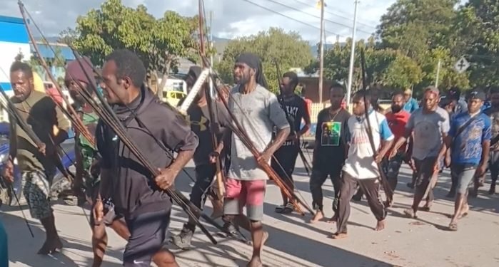 Masa Dua Kubu Bentrok, Pleno KPU di Kantor DPR Jayawijaya Batal Lagi