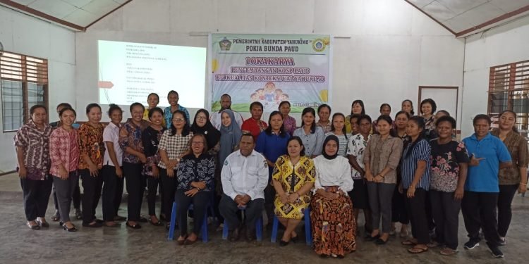 Lokakarya Pengembangan Kurikulum Operasional Satuan Pendidikan (KOSP) PAUD yang diadakan oleh Pokja Bunda PAUD di Dekai Yahukimo Rabu (03/04/2024).