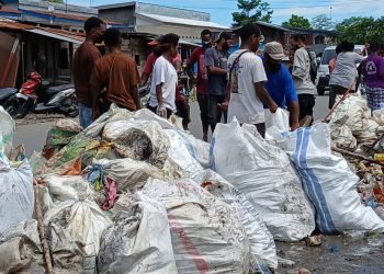 Sejumlah warga membersihkan sampah yang menumpuk di Pasar Lama Dekai, Sabtu (20/04/2024) Foto: Natan Sama