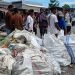 Sejumlah warga membersihkan sampah yang menumpuk di Pasar Lama Dekai, Sabtu (20/04/2024) Foto: Natan Sama