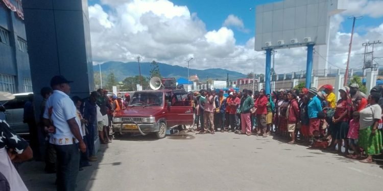 Datangi Kantor Bupati, Masyarakat Asolokobal Minta Dinsos Perbaiki Data Penerima Bansos