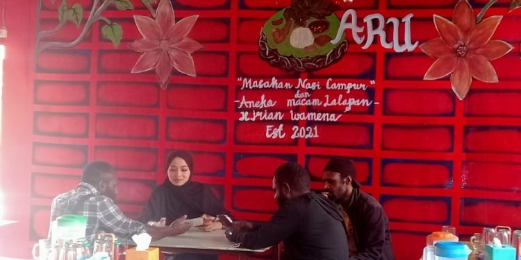 Pemilik Rumah Makan Aru Klarifikasi Video Viral Tentang Makanan Mengandung Belatung
