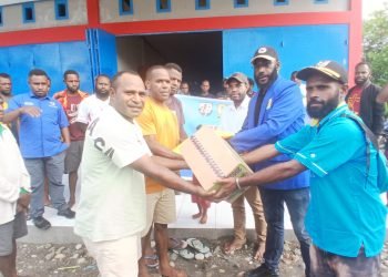KNPI Yahukimo saat menyalurkan bantuan ke posko bencana Longsor distrik Silimo