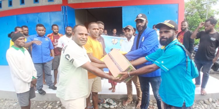 KNPI Yahukimo saat menyalurkan bantuan ke posko bencana Longsor distrik Silimo