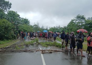 Sejumlah warga sekitar Bandar Udara Nop Goliat Dekai memalang jalan menuju Bandara.