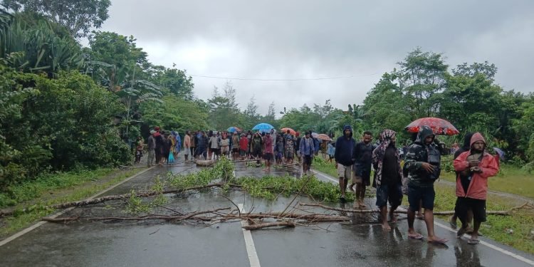 Sejumlah warga sekitar Bandar Udara Nop Goliat Dekai memalang jalan menuju Bandara.