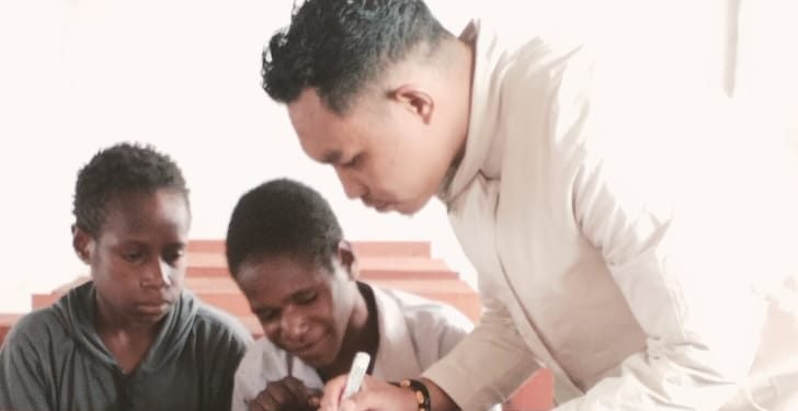 Sil Abus, bersama anak didiknya