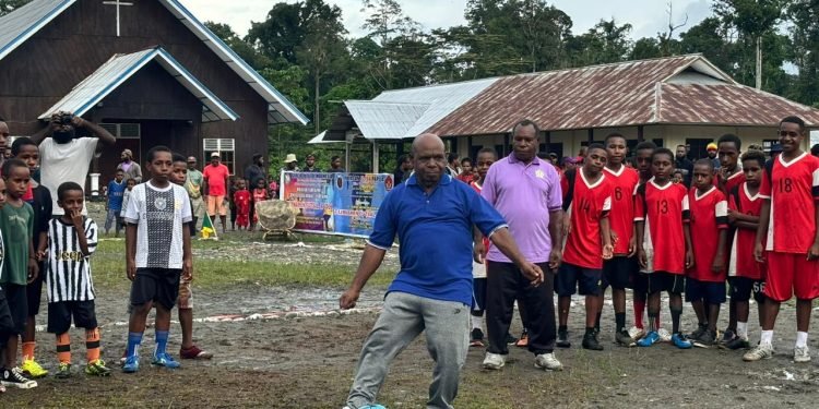 Kepala Dinas Pemuda dan Olahraga Kabupaten Yahukimo Buka Turnamen HUT GIDI Elisa Cup