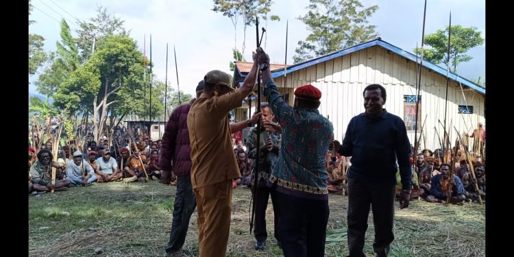 Pemerintah Lepas Panah di Asolokobal, Tanda Mengakhiri Konflik 