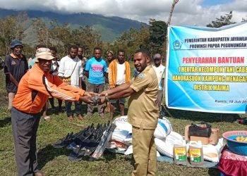 Pemkab Jayawijaya Bantu Alat Kerja dan Bama Bagi Poktan Cabe Hanorasuok di Menagaima