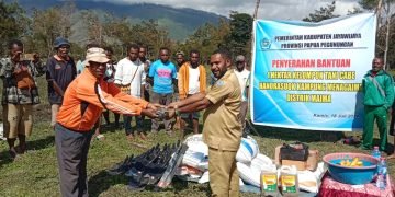 Pemkab Jayawijaya Bantu Alat Kerja dan Bama Bagi Poktan Cabe Hanorasuok di Menagaima