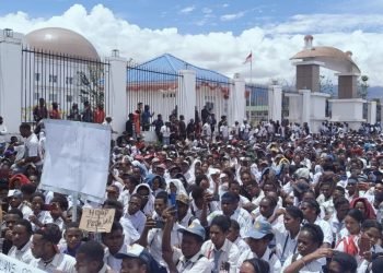 Gubernur Temui Pelajar Tolak MBG di Depan Kantor Bupati Jayawijaya