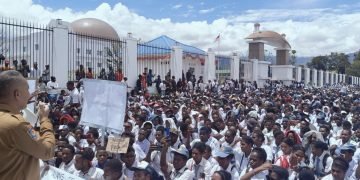 Gubernur Temui Pelajar Tolak MBG di Depan Kantor Bupati Jayawijaya