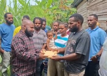 Kunjungi Asrama Mahasiswa Distrik Wusamo, Semuel Wetapo Serahkan Bantuan Tunai Rp.50 Juta