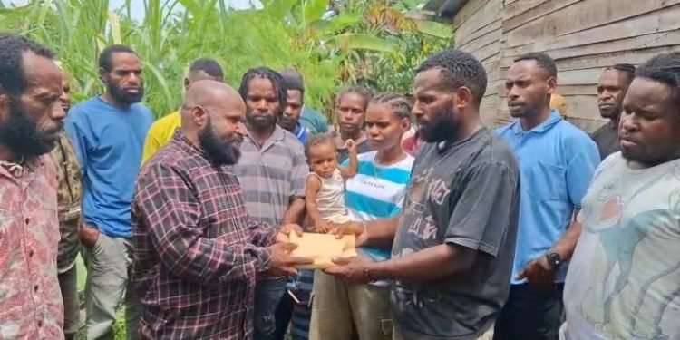 Kunjungi Asrama Mahasiswa Distrik Wusamo, Semuel Wetapo Serahkan Bantuan Tunai Rp.50 Juta