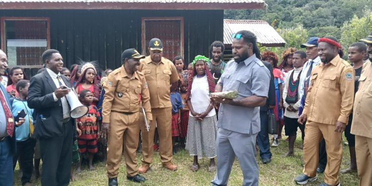 Anggota DPRK Yahukimo Enos Siep Dampingi Wabup Esau Miram Hadiri Konferensi Klasis Wet Ke-III