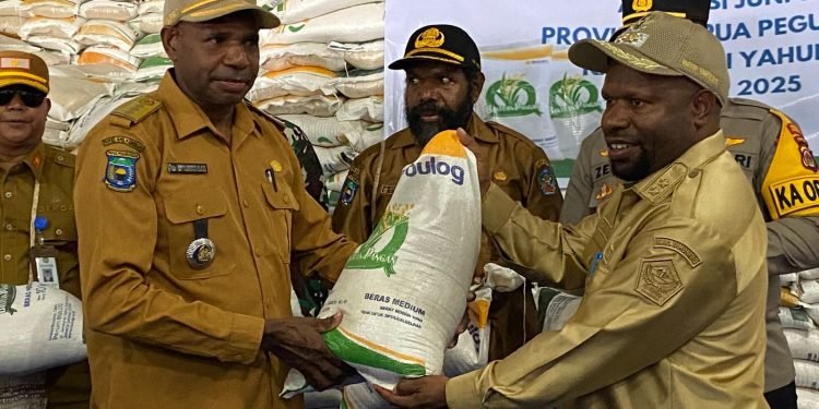 Wabup Esau Miram Luncurkan Penyaluran Bantuan Pangan Beras