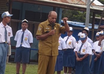 Kadis Pendidikan Jayawijaya Pimpin Upacara Bendera di SMA Kristen Wamena