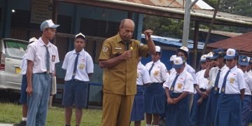 Kadis Pendidikan Jayawijaya Pimpin Upacara Bendera di SMA Kristen Wamena