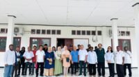 Pegawai Bapenda bersama pelaku usaha