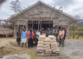DPRK Jayawijaya Serahkan Bantuan Bahan Bangunan Toko Kepada Umat Baptis Wamaroma