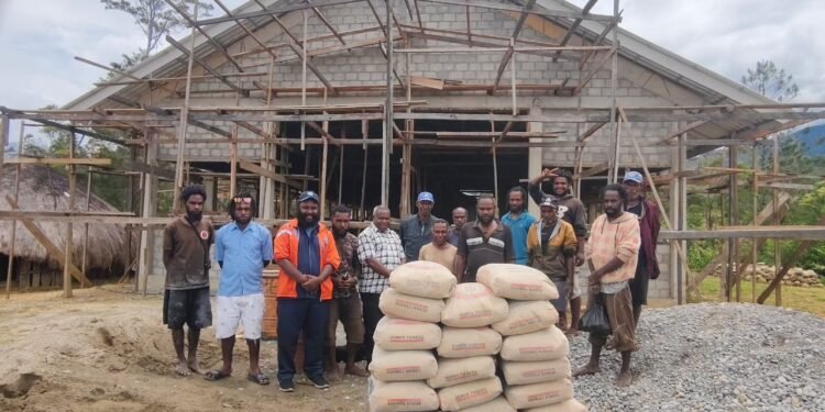 DPRK Jayawijaya Serahkan Bantuan Bahan Bangunan Toko Kepada Umat Baptis Wamaroma