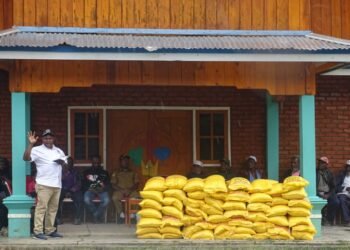 Salurkan Bantuan, Agus Kogoya Edukasi Warga Tagineri Tentang Reses dan Kunker DPR