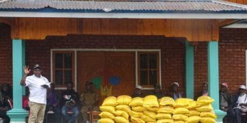 Salurkan Bantuan, Agus Kogoya Edukasi Warga Tagineri Tentang Reses dan Kunker DPR